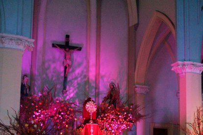 Creyentes católicos rinden reverencia ante la Sagrada Eucaristía.