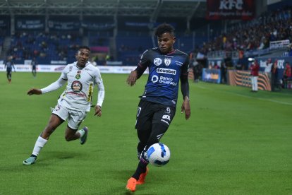 El extremo Alexander Bolaños (d) jugó nueve partidos de LigaPro y tres de la Copa Libertadores con Independiente del Valle.