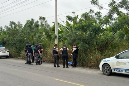 En la vía La Primavera de Machala hallaron el cuerpo de una de las víctimas este martes 28 de mayo.