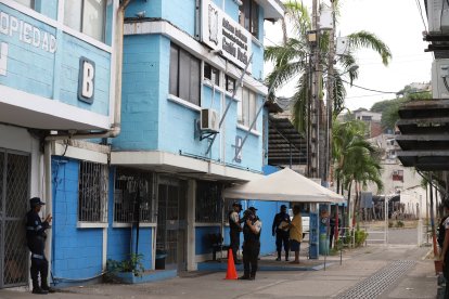 Hombres de la policía custodian las instalaciones del Municipio de Durán.