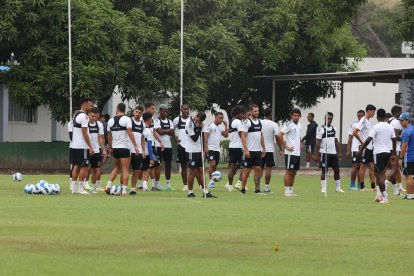 Los jugadores de Emelec realizaron el entrenamiento sin meter intensidad.