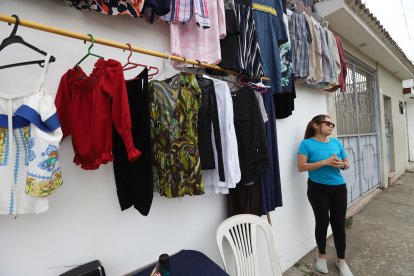 Amelia Otero instala su mercancía todos los días en la “esquina del éxito”.