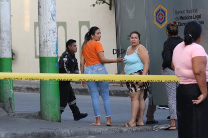 La familia del hombre asesinado llegó a la escena del crimen minutos antes que el cadáver sea movilizado por Medicina Legal.