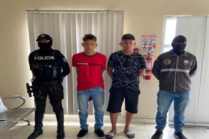 Los sospechosos se encontraban en una vivienda. Fueron detenidos por agentes policiales y llevados hacia una unidad judicial.