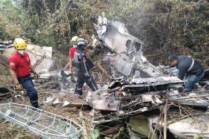 Los restos de la aeronave estaban aún en llamas cuando llegaron moradores y bomberos.