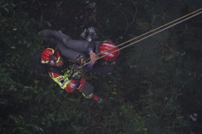 El rescate comenzó desde las 05:10, cuando hallaron al chico hasta las 06:50 y  los bomberos lograron extraerlo con vida.