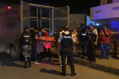 La pareja salió a merendar y al regresar a casa fue atacada. Tres vidas más cobró la violencia.