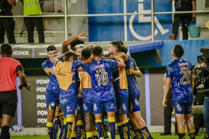 Los jugadores de Delfín celebraron la victoria ante Real Tomayapo en el estadio Jocay