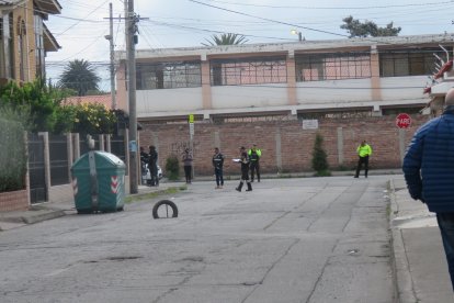 Policías llegaron a ver que lo asustaba en el jardín de un domicilio.
