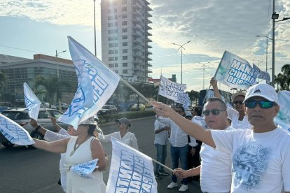 Ciudadanos salieron a reclamar por paz ante los atentados en Manta.