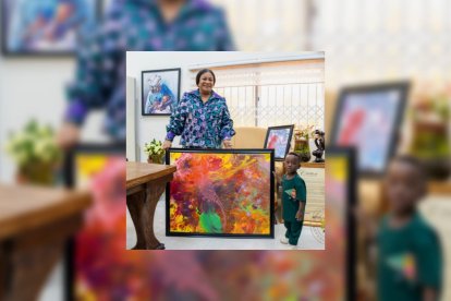 Instantánea de la mamá de Ace junto a su obra de arte