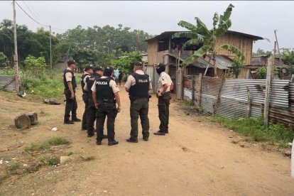 La policía llegó a la morada de madera para hacer la inspección.