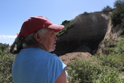 La tarde del miércoles y la mañana de ayer siguió cayendo la tierra hacia el fondo de la hondonada.