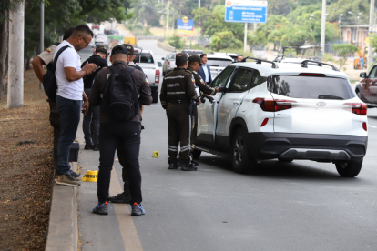 La persona que se movilizaba en este vehículo fue atacada por sujetos que iban en un carro dorado, sin placa.