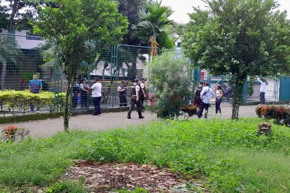 La víctima intentó refugiarse dentro de la institución educativa.