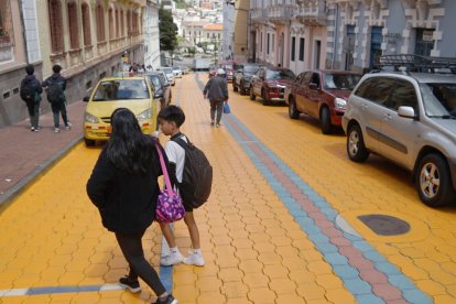 En esa zona funciona una escuela y una parte se destinó para parqueaderos, lo que la hace muy transitada.