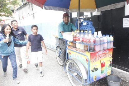 El Chino junto al triciclo que le permite ganarse la vida.
