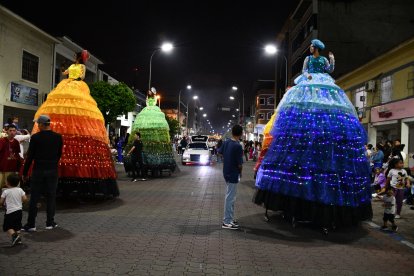 Colorido y alegría a lo largo de la avenida 25 de Junio.