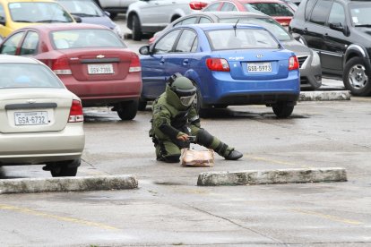 Los agentes especializados de la Policía Nacional, en muchos casos, han tenido que destruir los artefactos encontrados.