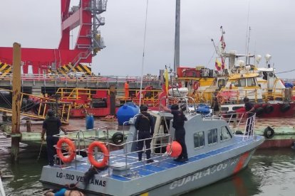 Agentes de la Infantería de Marina se encargaron de sacar el cuerpo.