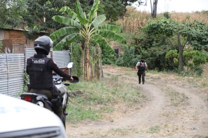 La policía llegó al lugar donde se encontraron las piezas humanas.