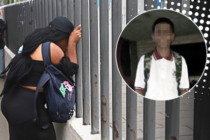 La madre del estudiante llora desconsolada afuera de la morgue de Guayaquil.