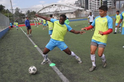 Los jugadores de Espoli practican en diversas canchas del norte de la capital al no contar con un complejo propio.