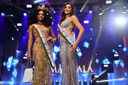 Lisbeth Juliette González Rojas, de 23 años, la nueva reina de Machala, junto a Kiara Paulina Armijos Feijoo designada como virreina.