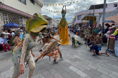 La coreografía ganadora recorrió las principales calles del cantón e hizo referencia al cuidado de la selva.
