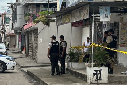 Agentes policiales realizaron las inspecciones en los sitios de los ataques.
