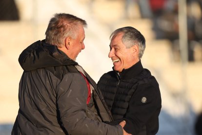 Ariel Holan de Barcelona, saludando al DT Ever Almeida del Mushuc Runa