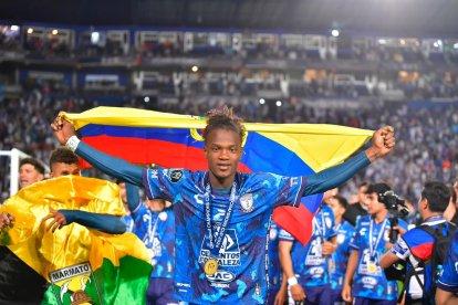 Andrés Micolta con la bandera de Ecuador en el festejo de Pachuca al ganar la Concachampions.