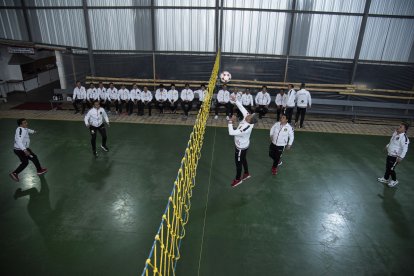 En una cancha del Valle de los Chillos, Gerardo Morán y sus amigos se reúnen para jugar ecuavoley.