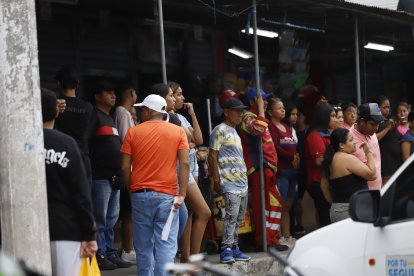 Varias personas observaron el incidente en el lugar.