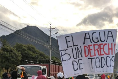 Los vecinos se tomaron la avenida Manuel Córdova Galarza, norte de Quito.