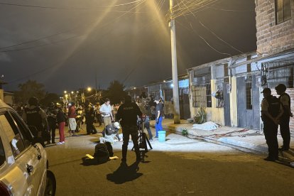 Cerca de las botellas de cerveza que quedaron intactas, estaban los cadáveres de las víctimas.