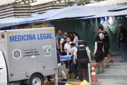 Los cuerpos quedaron tendidos en uno de los pasillos del sitio. Policías retiraron los cadáveres.