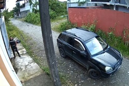 El policía salió de su casa y miraba a todos lados por si había alguien sospechoso.