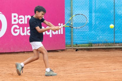 Bernardo Suárez venció a Juan Estrada por 4-6, 6-1 y 6-2.