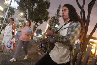 Pablo toca con pasión su saxo. El instrumento llegó a su vida de imprevisto.