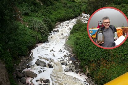 El 99 % de las aguas que van al río son residuales. Ramiro Ávila llevó un frasco con una muestra cuando colocó la demanda.