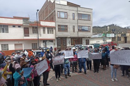Con letreros, decenas de comuneros reclaman justicia y  solicitan la libertad de los familiares detenidos.