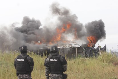 Mega operativo conjunto entre miembros de la policia nacional y nilitares realizado en la Coop. Nueva Guayaquil en Flor de Bastión, al noroeste de Guayaquil, donde se destruyeron con explosiones controladas inmuebles que servían como "escuelas para sicarios" y escondite para secuestradores y secuestrados. Agencia (Ag-extra)