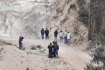 Dede Guayaquil llegaron los familiares para reconocer a Anthony de 25 años, baleado y arrojado en una mina de una zona rural de Ambato.