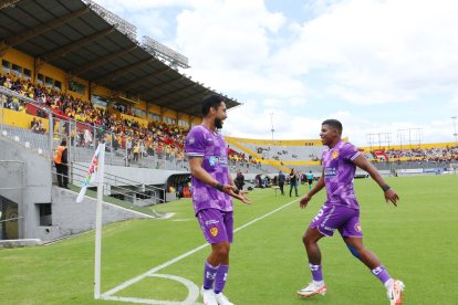 Jeison Medina (i) se despidió del club mientras que Luis Cano (d) renovó con Aucas.