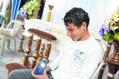 Marcelo, nombre ficticio, lloró al escuchar las anécdotas de las vecinas con su pequeña Carolina.