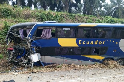 Un bus se accidentó en el anillo vial de Quevedo.