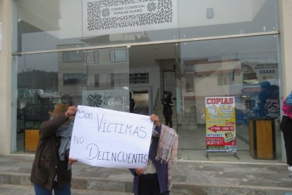 Allegados a los hermanos detenidos, cuestionaron el procedimiento judicial.