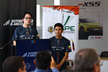 Paúl Zea (i) y Mauricio Noroña, estudiantes de la Espe que iniciaron la idea e irán a Silvertone, Reino Unido.