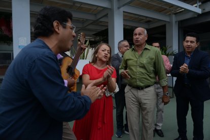 Los actores y equipo de producción se animó a cantar música folclórica minutos antes de la proyección de la película.